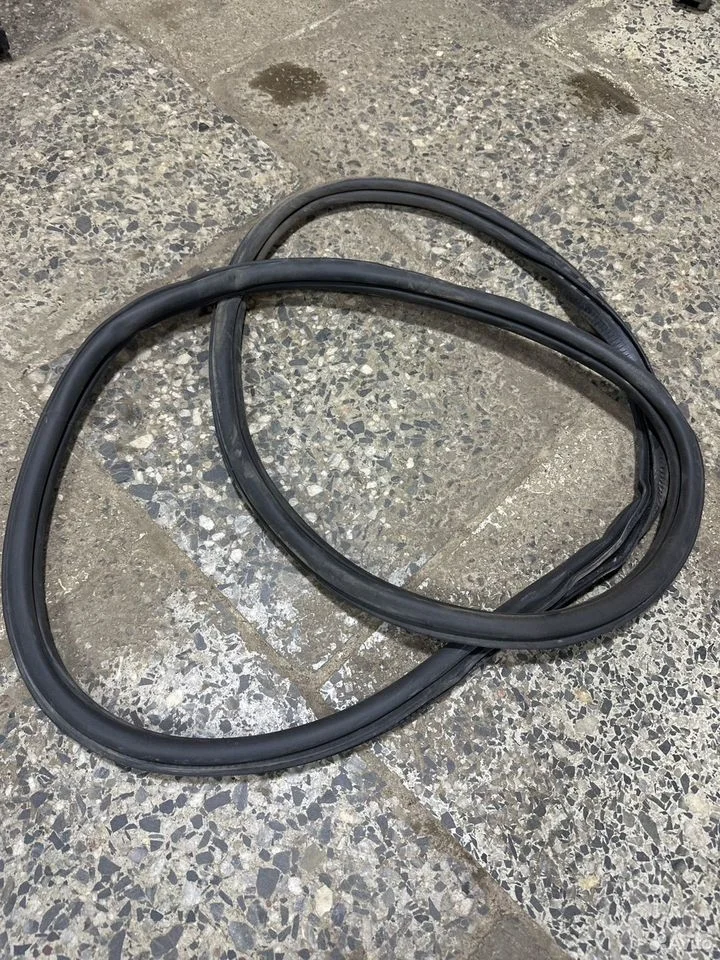 Уплотнитель двери на кузов задний правый vw polo s