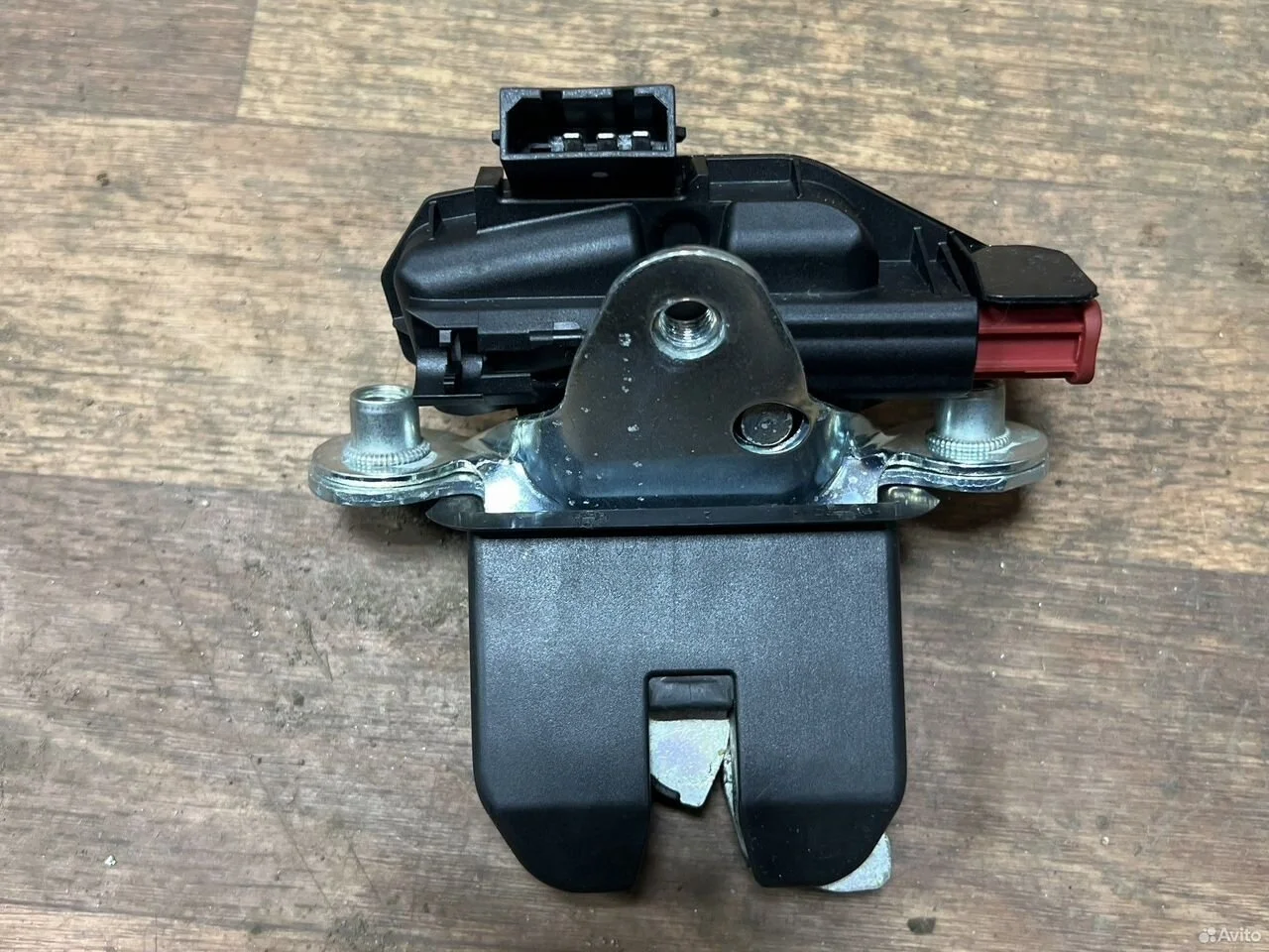 Замок багажника vag