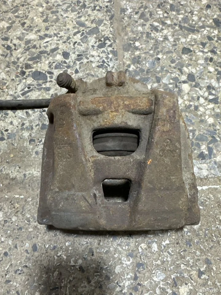 Суппорт тормозной передний правый vag