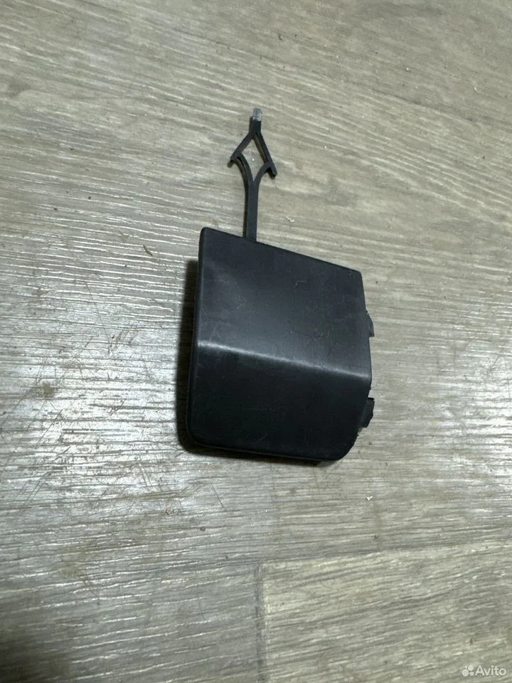 Заглушка бампера под буксировочный крюк правая зад