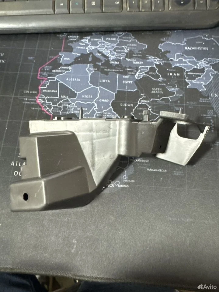 Направляющая бампера передняя правая vag