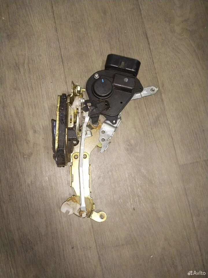 Замок передней левой двери toyota