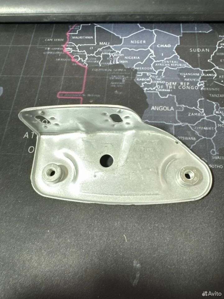 Кронштейн крыла передний левый vag