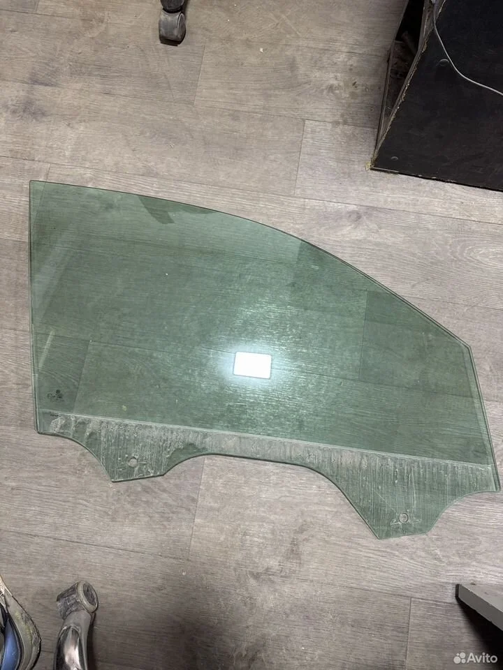 Стекло двери переднее правое vag