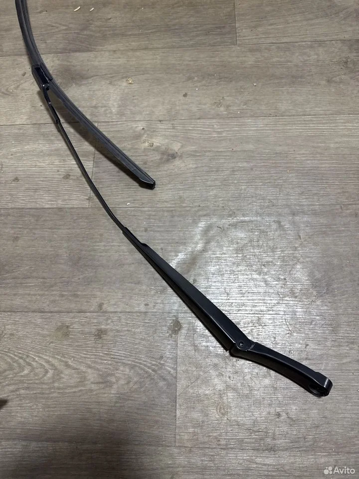 Поводок стеклоочистителя правый vag