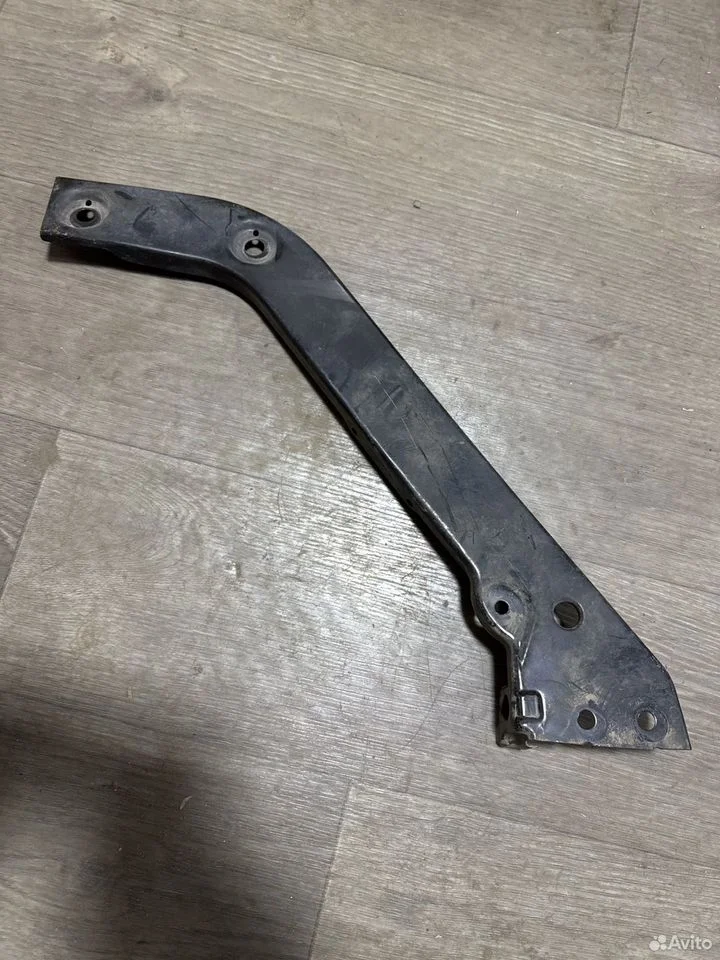 Кронштейн крепления фары левый верхний vag