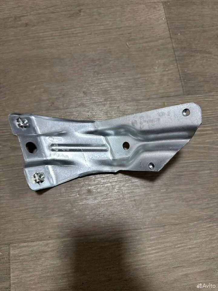 Кронштейн крыла передний правый vag