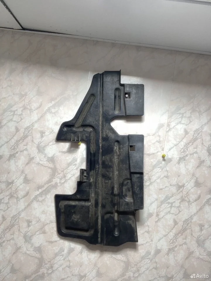 Дефлектор радиатора правый toyota avensis