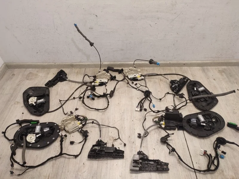 Доводчик дверей комплект Audi Q7 2015- 4M