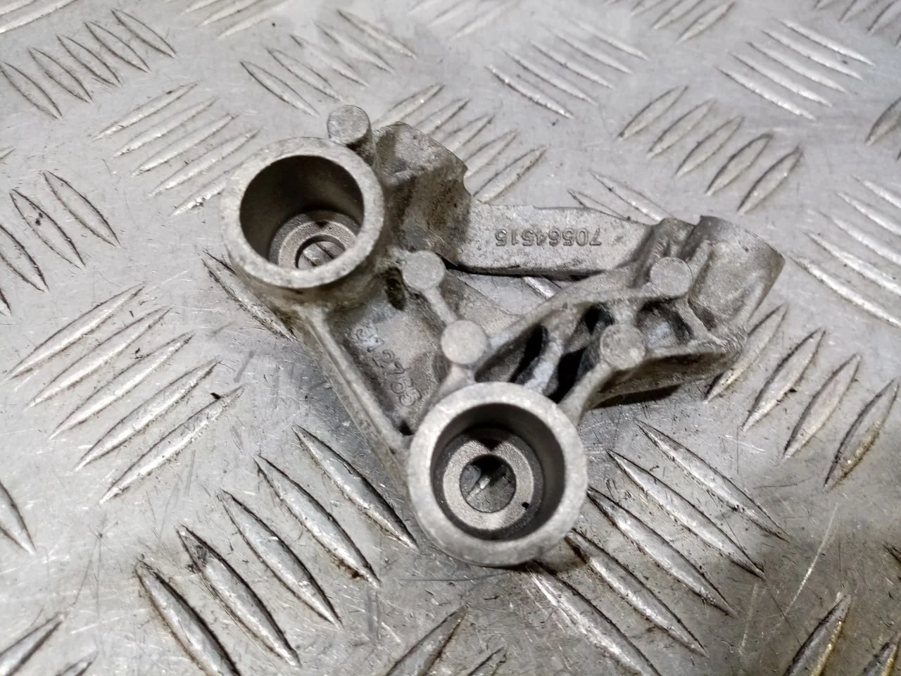 [ЧАСТЬ Б/У] Радиатор масляный охлаждения кпп - Кронштейн радиатора [Код: 00552642 ]