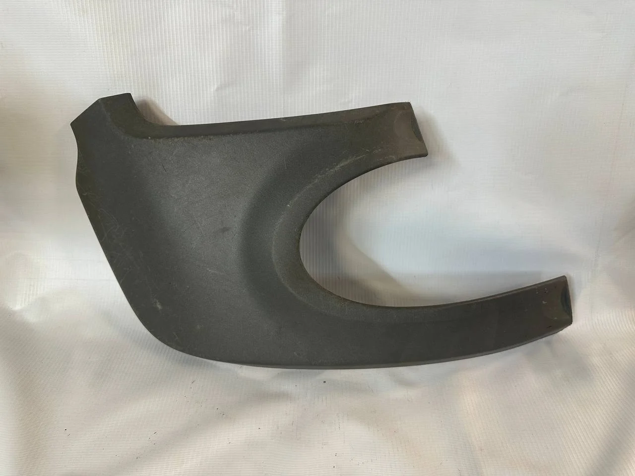 [Б/У] Накладка заднего бампера Range Rover Evoque - сломаны 2 крепления [Незначительные дефекты] [Код: 00305173 ]