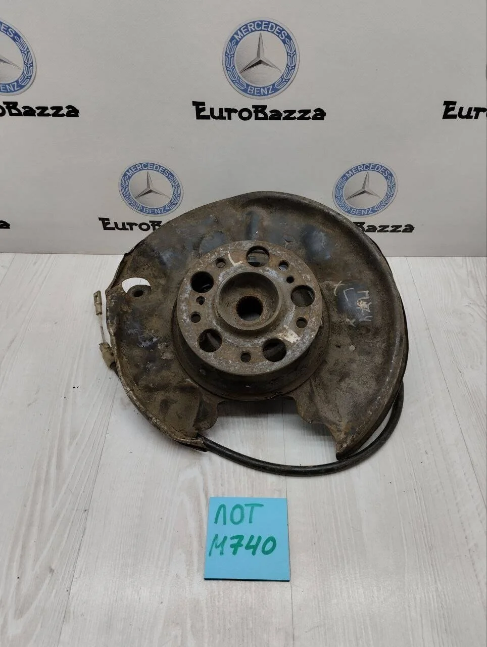 Кулак задний левый Mercedes W208