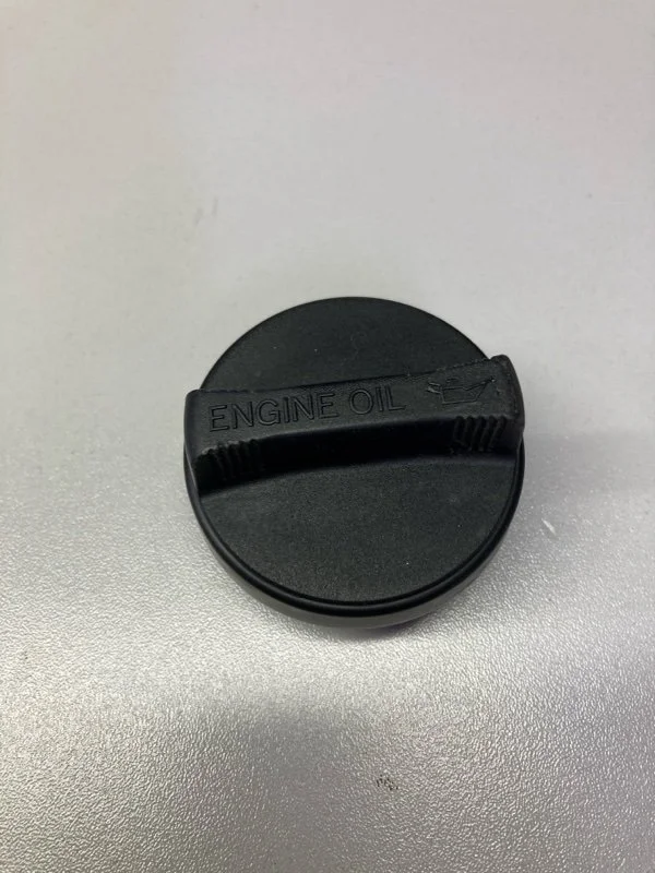 Крышка маслозаливной горловины Toyota Land Cruiser 2015 1218038010 URJ200 1VD-FTV 4.5