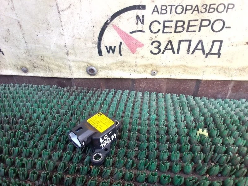 Датчик ускорения Toyota Land Cruiser 100 8944130050 HDJ100 2UZ-FE