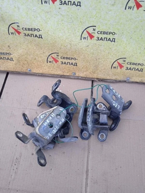 Петля дверная Lexus RX330 6873033020 MCU38 3MZ