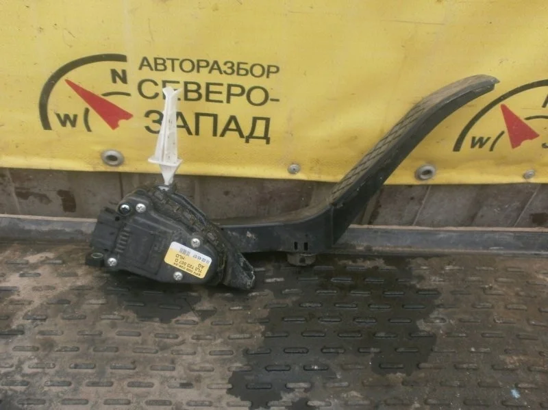 Педаль газа Volkswagen Touareg 7L0723507D 7LA BKS