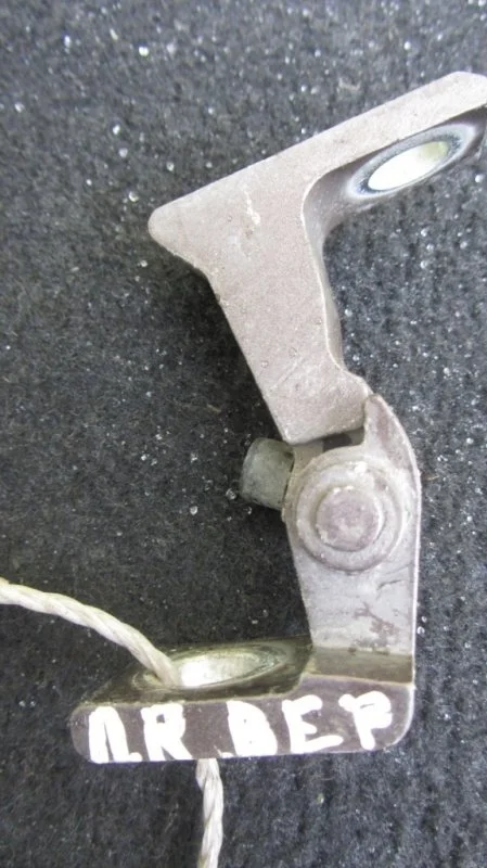 Петля дверная Volkswagen Touareg 8K0831402A 7P5, передняя правая