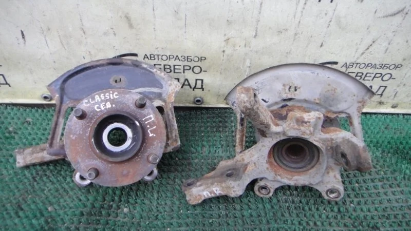 Кулак поворотный Nissan Almera 4001495F0B B10 QG16, передний правый