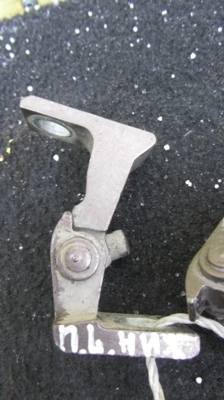 Петля дверная Volkswagen Touareg 8K0831401A 7P5, передняя левая