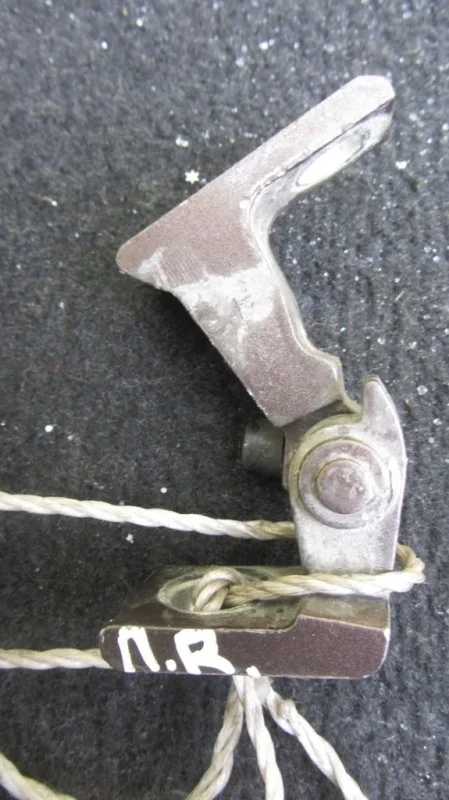 Петля дверная Volkswagen Touareg 8K0831402A 7P5, передняя правая