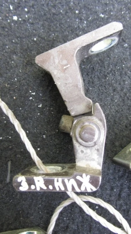 Петля дверная Volkswagen Touareg 8K0831402A 7P5, задняя правая