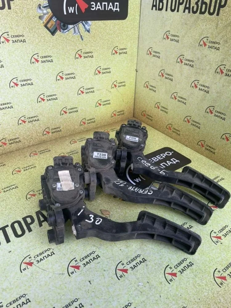 Педаль Kia Ceed 327002R300 ED G4FA