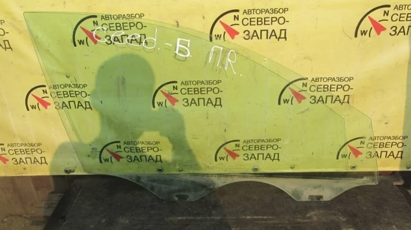 Стекло Kia Ceed 824211H000 ED G4FA, переднее правое