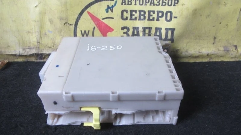 Блок предохранителей Lexus IS250 8273053050 GSE20 4GR