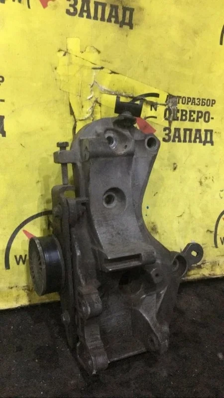 Кронштейн Lada Largus 8200849813 R90 K7M