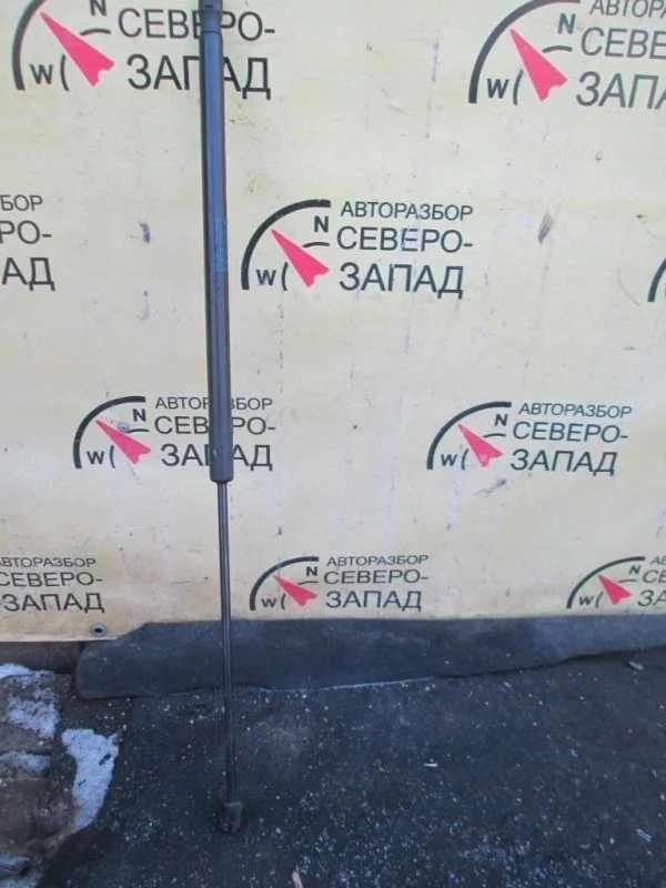 Амортизатор капота Volkswagen Touareg 7P682335904S 7P5 CJMA