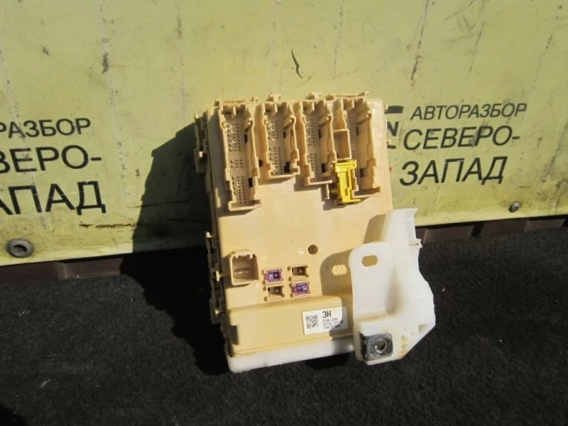 Блок предохранителей Toyota Corolla 2012 8273012X70A ZRE181 1ZR