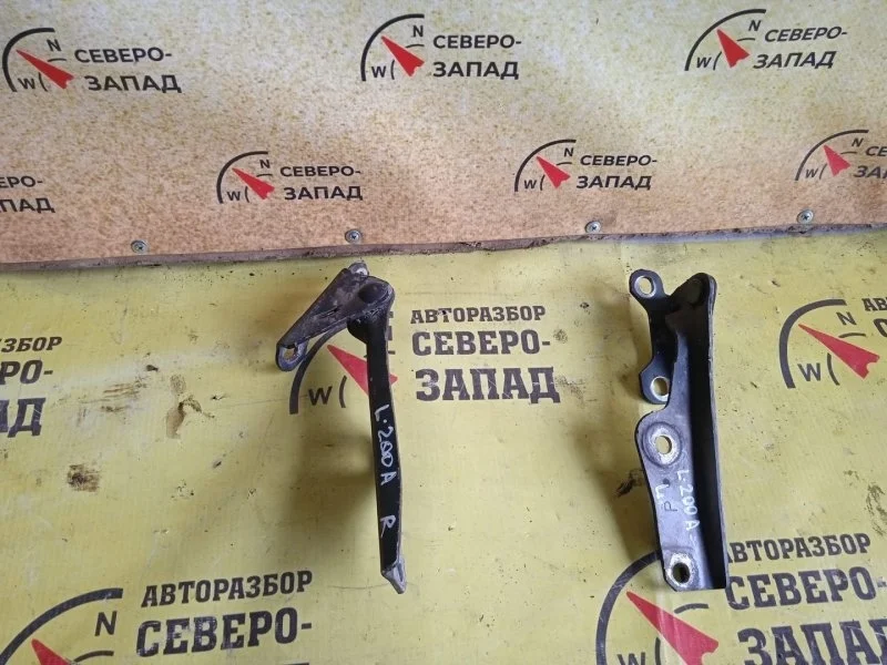 Петля капота Mitsubishi L200 MR473530 KB4T 4D56, правая