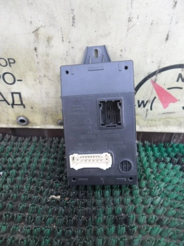 Блок комфорта Renault Sandero 8201497785 BS1Y K4M