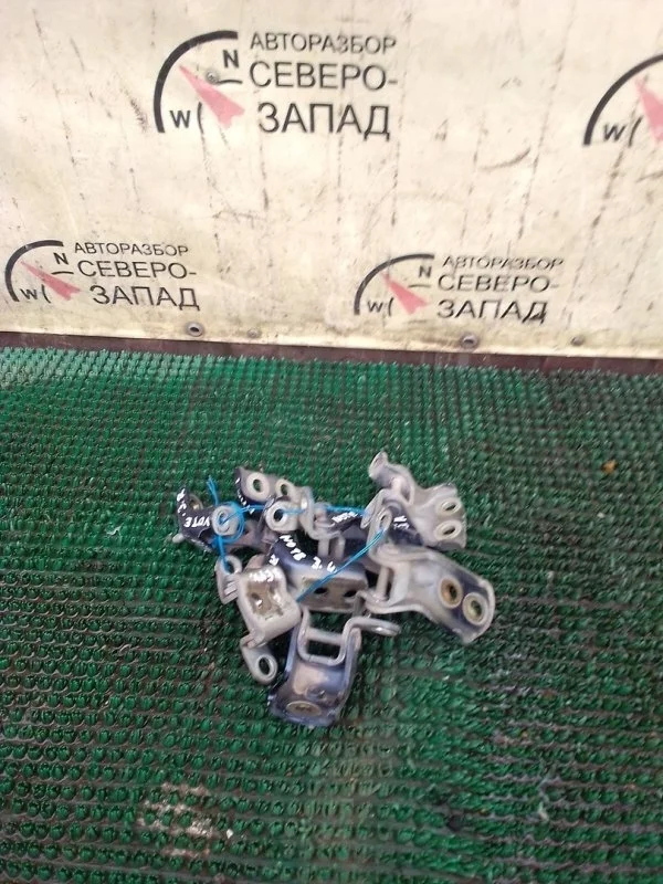 Петля дверная Nissan Note 824202F030 E11 HR16DE, передняя правая