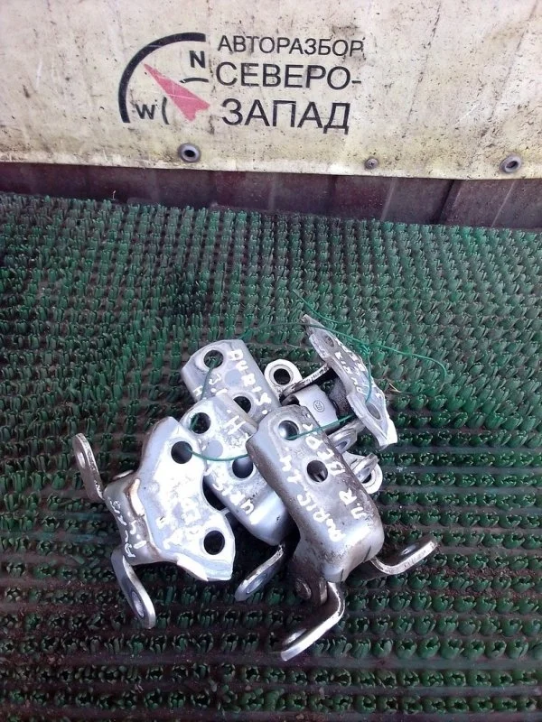 Петля дверная Toyota Auris 6877052031 ZRE151 4ZZ, задняя правая