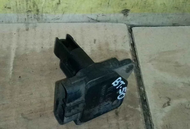 Расходомер воздушный Mazda BT-50 ZLY113215