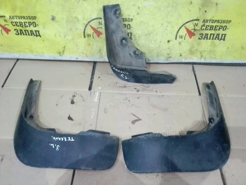 Брызговик Nissan Terrano 638535922R D10, передний левый