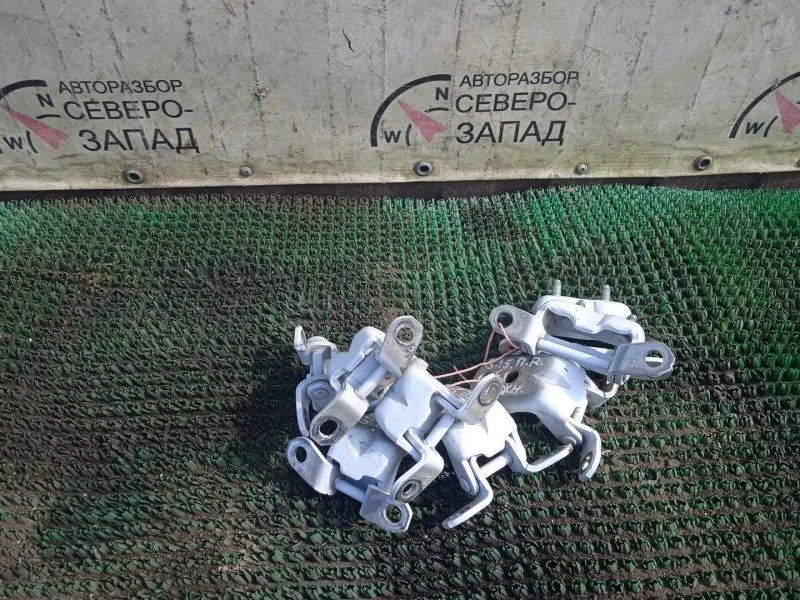 Петля дверная Nissan Almera 82421ED00B G15