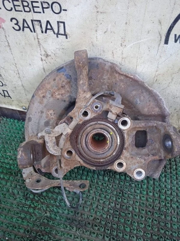 Кулак поворотный Mitsubishi L200 MR992377 KL1T, передний левый