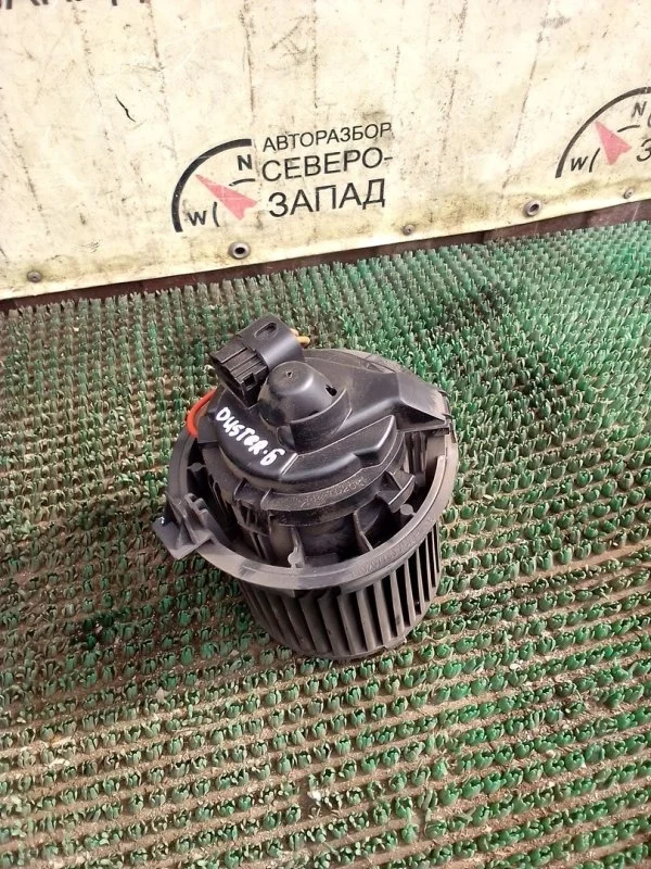 Моторчик печки Renault Duster 272100975R HSM