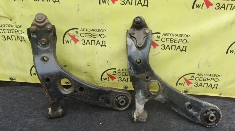 Рычаг Toyota Corolla 4806812300 ZRE151, передний правый