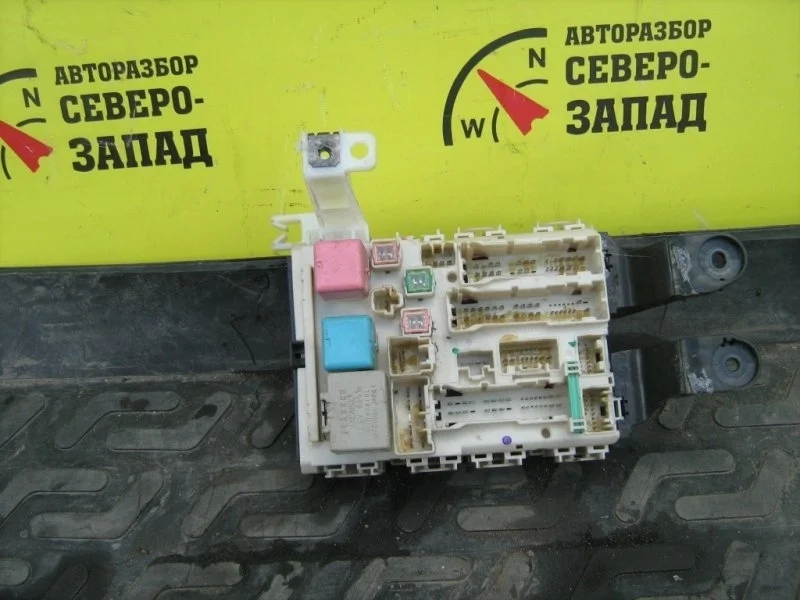 Блок предохранителей под торпедо Toyota Corolla 8273012390 ZRE151 1ZR