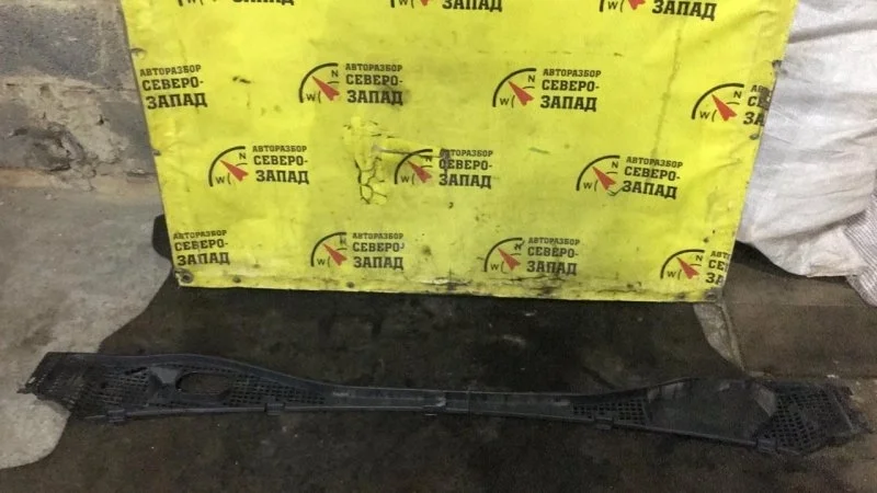 Жабо Lada Largus 8200825457 R90 K7M, левое