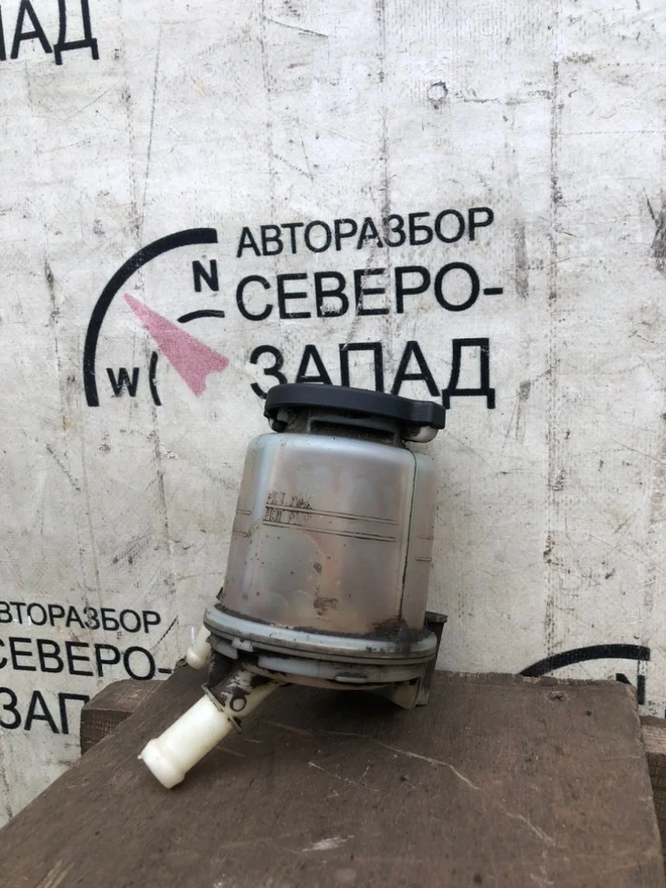 Бачок гур Toyota Hilux 2012 443600K021 KUN25 2KDFTV