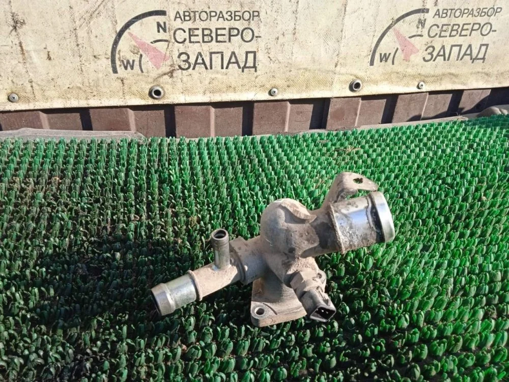 Тройник системы охлаждения Kia Rio 2013 256002B003 QB G4FA