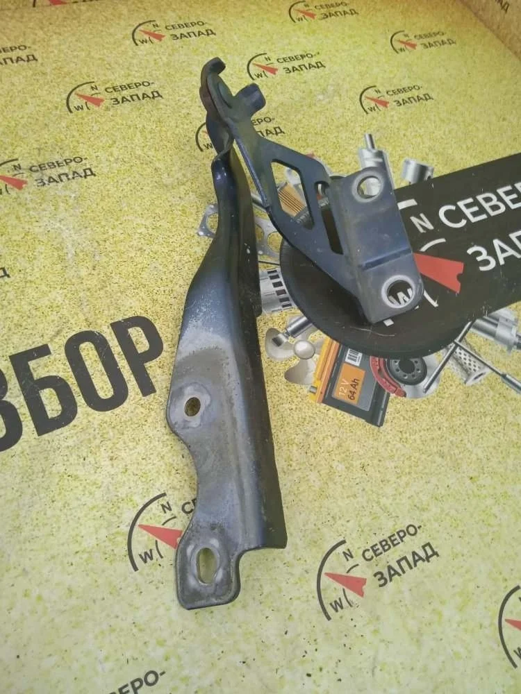 Петля капота Mazda 3 2013 B45A52410A BM 2.0, правая