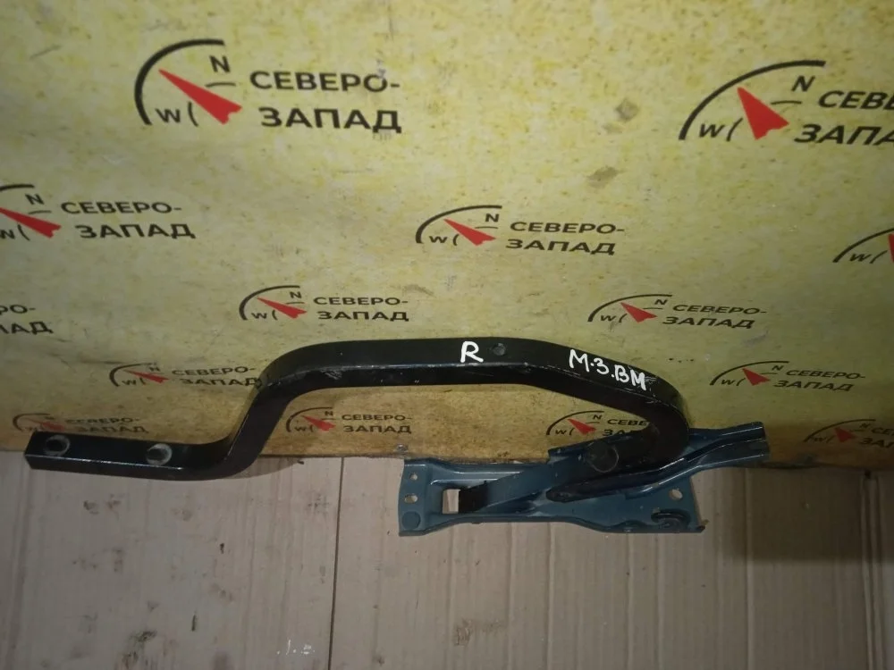 Петля багажника Mazda 3 2013 B45A52710B BM 2.0, правая
