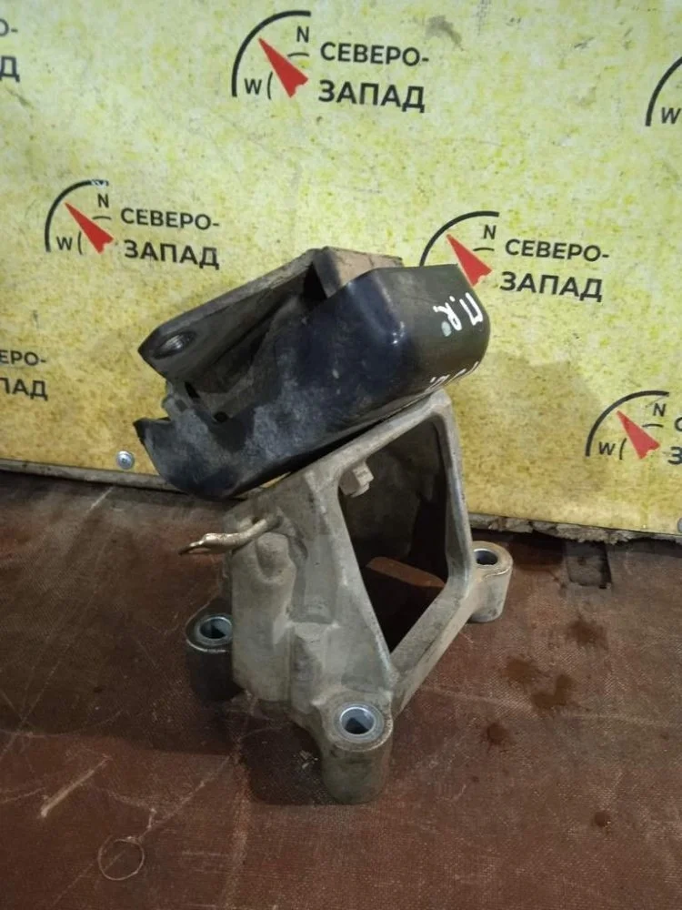 Подушка двигателя Mitsubishi Pajero Sport 2009 MR992670 KH6W 6B31
