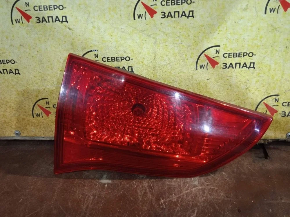 Фонарь внутренний Mitsubishi Pajero Sport 2009 8331A132 KH6W 6B31, правый