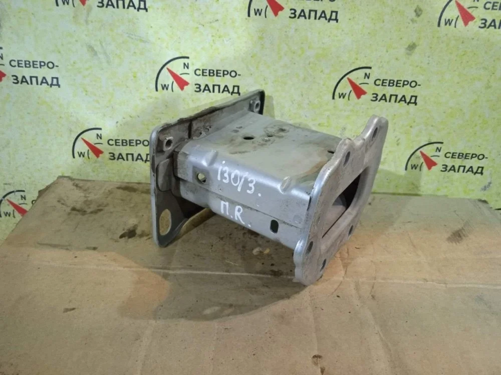 Кронштейн усилителя бампера Hyundai I30 2010 647201H010 FD G4FC, передний правый